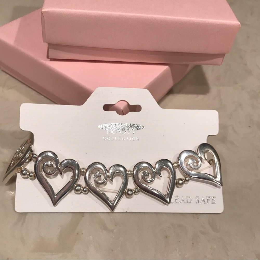 HEART BRACELET-❤️Valentines ❤️❤️ Stretch Easy Fit Silver plated and Gorgeous!